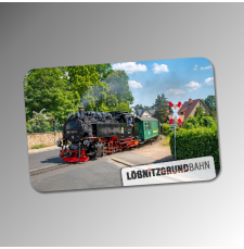 Magnet der Lößnitzgrundbahn mit Dampflokzug beim Überqueren eines Bahnübergangs. 55 x 85 mm