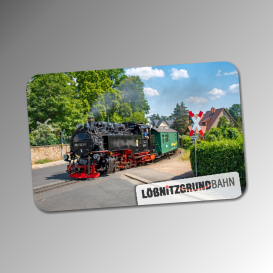 Magnet der Lößnitzgrundbahn mit Dampflokzug beim Überqueren eines Bahnübergangs. 55 x 85 mm