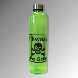 Grüne halbtransparente Trinkflasche mit Totenkopf-Aufdruck "Trinkwasser - keine Gefahr!"