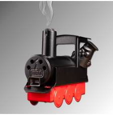 Schwarz-rote Räucherlok Knuffige HUSS mit rauchendem Schornstein und Lokführerfigur im Führerhaus.