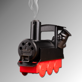 Schwarz-rote Räucherlok Knuffige HUSS mit rauchendem Schornstein und Lokführerfigur im Führerhaus.