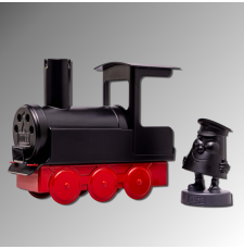 Seitliche Ansicht der schwarz-roten Räucherlok Knuffige HUSS mit drei roten Treibrädern und separater Lokführerfigur.
