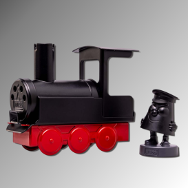 Seitliche Ansicht der schwarz-roten Räucherlok Knuffige HUSS mit drei roten Treibrädern und separater Lokführerfigur.
